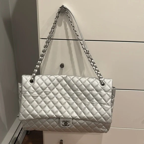 Chanel style silver travel bag - Picture 3 of 12